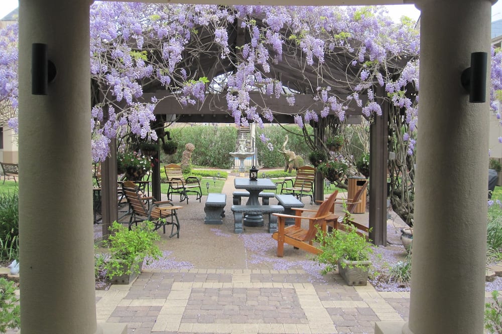 Vineyard Court Designer Suites Hotel