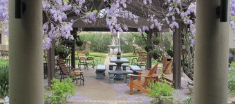 Vineyard Court Designer Suites Hotel