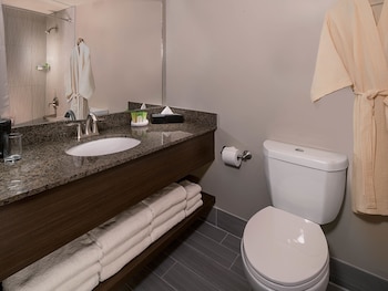 Meadows Deluxe Room | Bathroom | Combined shower/tub, free toiletries, hair dryer, towels at Arizona Charlies Decatur