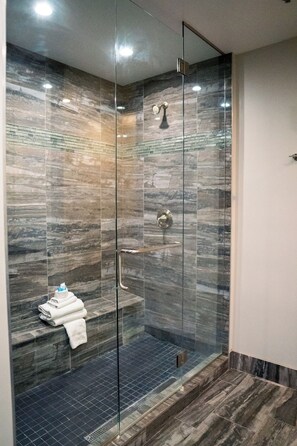 Mini Suite | Bagno | Combinazione doccia/vasca, set di cortesia gratuito, asciugacapelli