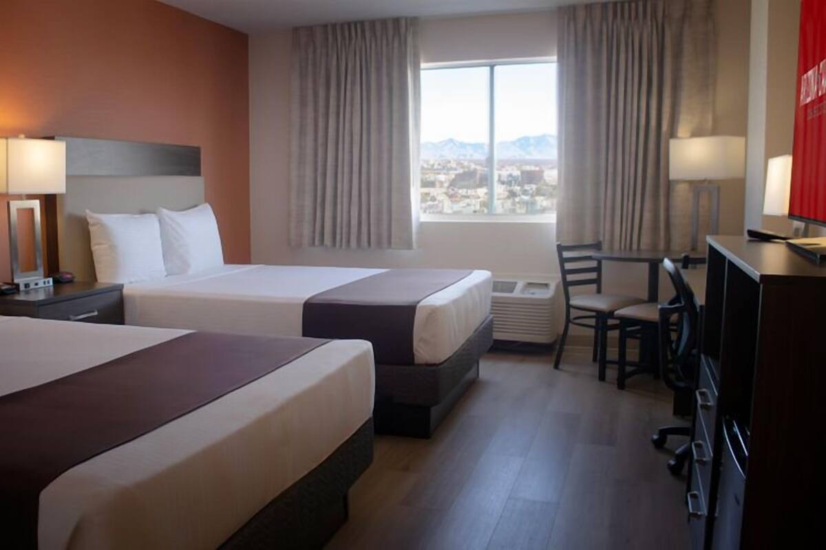 Klondike Deluxe Room - 2 Queens | Safe på rommet, skrivebord, blendingsgardiner og strykejern/-brett