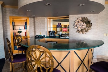 Executive Penthouse Suite | Living area | Flat-screen TV, pay movies at Arizona Charlies Decatur