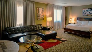 Mini Suite | Cofres nos quartos, escrivaninha, cortinas blackout