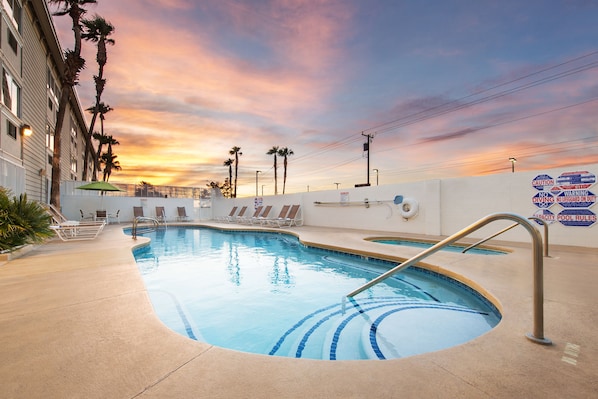 Una piscina al aire libre