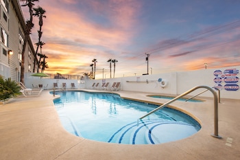 Outdoor pool at Arizona Charlies Decatur