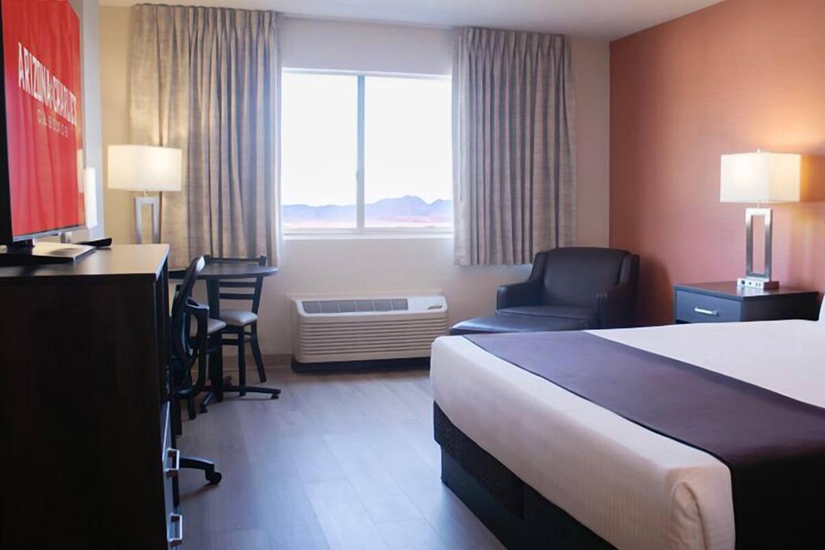 Klondike Deluxe Room - 1 King | Safe på rommet, skrivebord, blendingsgardiner og strykejern/-brett