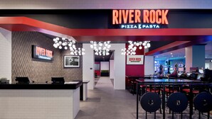 Ristorante con bancone, zona salotto e giochi arcade.