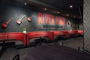 2 Restaurants; Mittagessen und Abendessen werden serviert