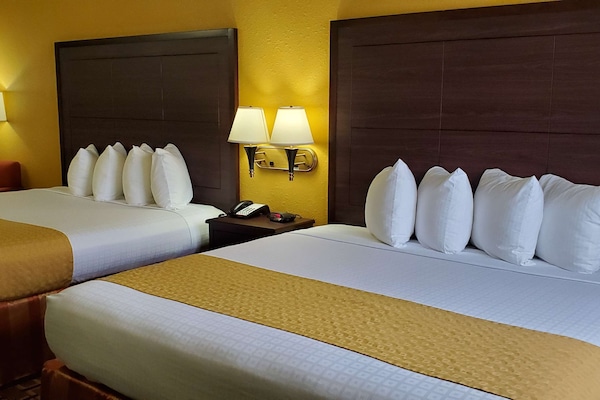 Habitació estàndard, diversos llits, no fumadors, frigorífic i microones | Escriptori, planxa i posts de planxar, wifi gratuïta i roba de llit