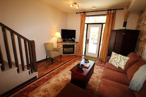 2 Schlafzimmer, Luxus-Chalets | Wohnbereich | Flachbildfernseher, Kamin, DVD-Player, iPod-Dockingstation