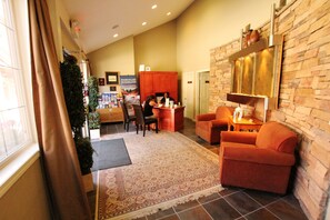 Lobby - Mystic Springs Chalets & Hot Pools (Canmore)
