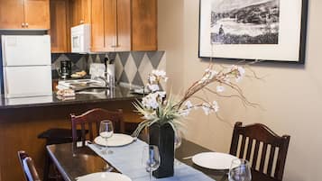 Non-Smoking | In-room dining