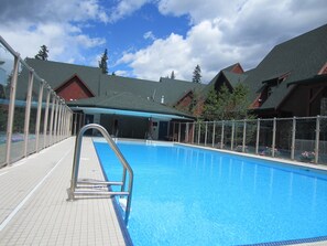 Outdoor pool - Mystic Springs Chalets & Hot Pools (Canmore)