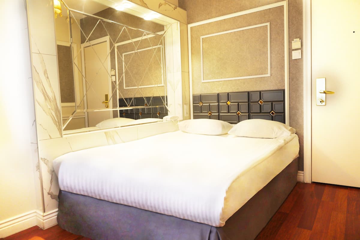Egyptian cotton sheets, premium bedding, minibar, in-room safe