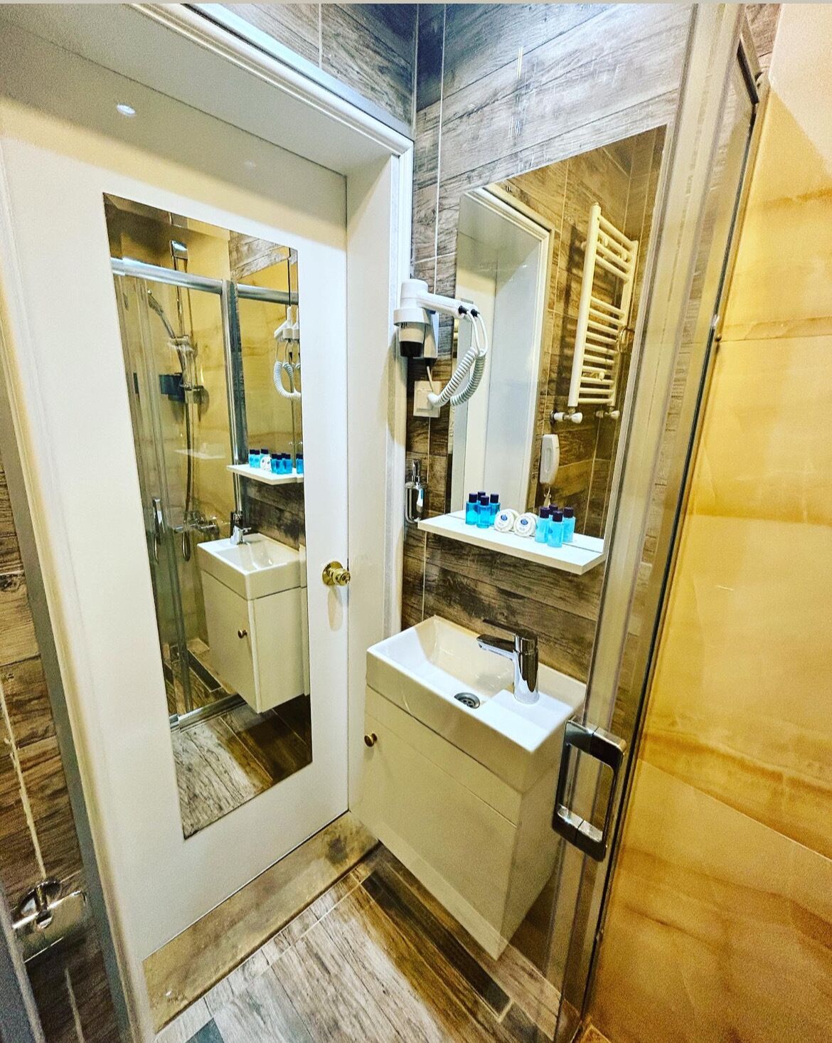 Enkeltrom – business, 1 enkeltseng | Bad | Dusj, regndusjhode, toalettartikler (inkludert) og hårføner