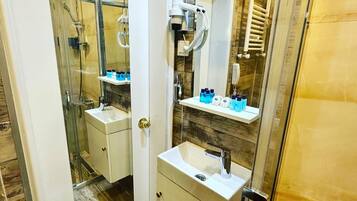 Enkeltrom – business, 1 enkeltseng | Bad | Dusj, regndusjhode, toalettartikler (inkludert) og hårføner