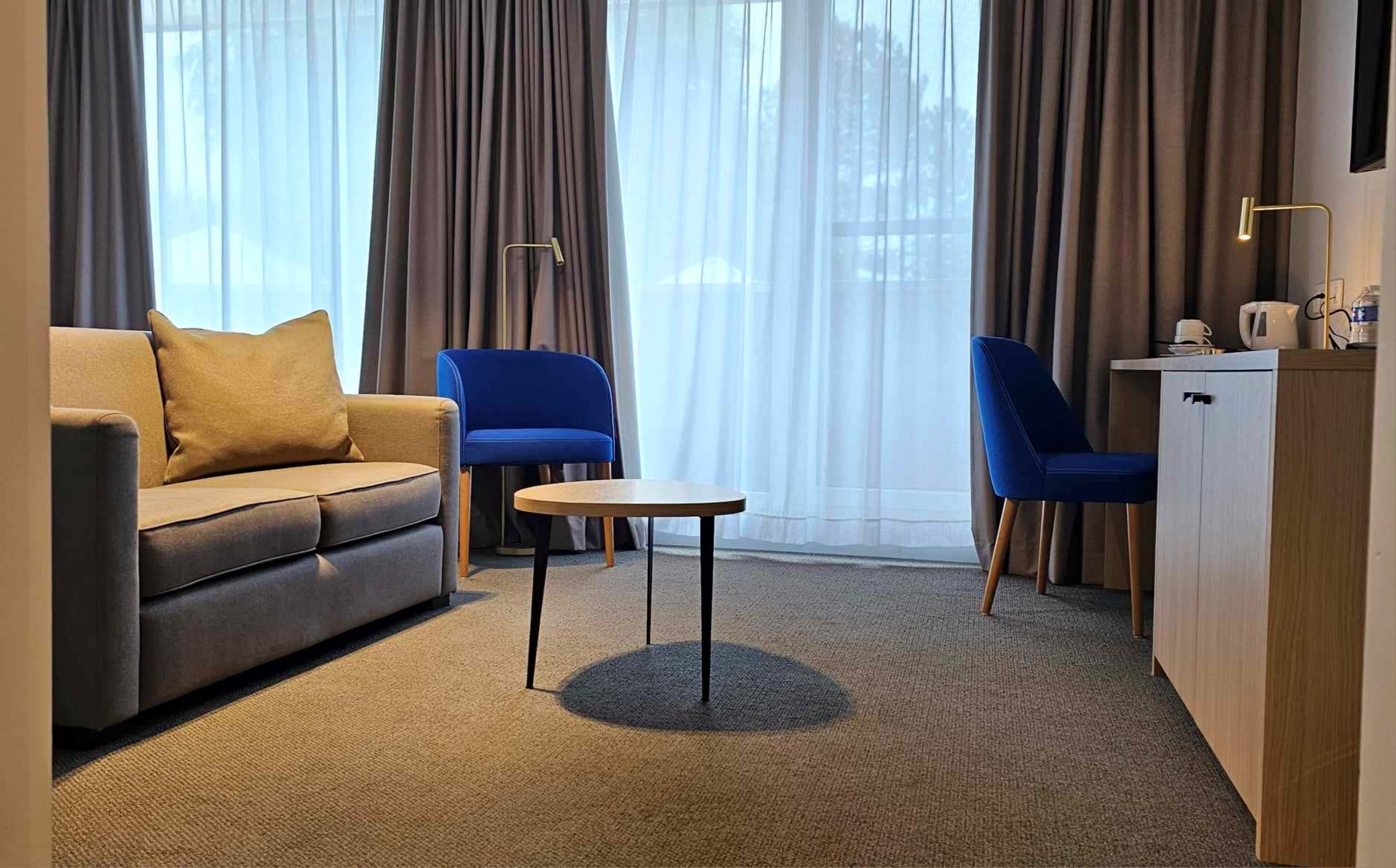 Quarto casal executivo, 2 camas de solteiro | Área de estar | TV LED
