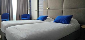 Premium bedding, minibar, in-room safe, individually decorated - Hotel Les 3 Clés (Gembloux)