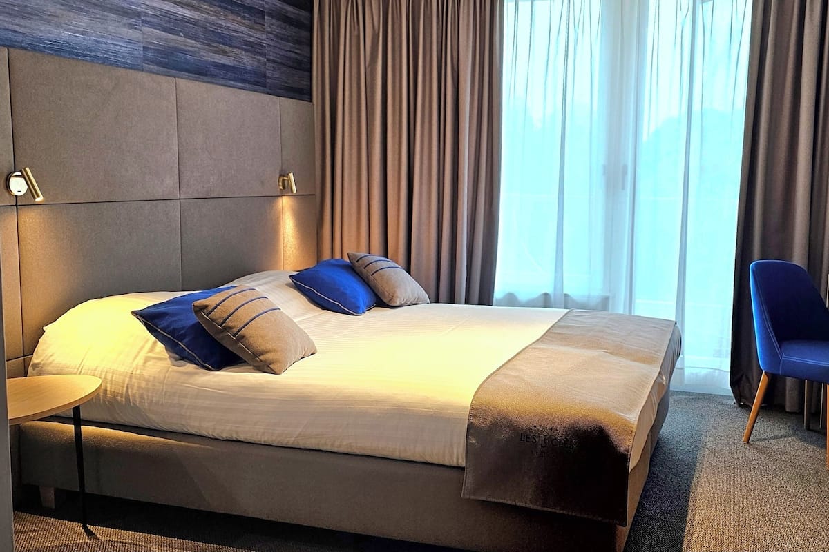 Executive Room | Premium bedding, minibar, in-room safe, individually decorated
