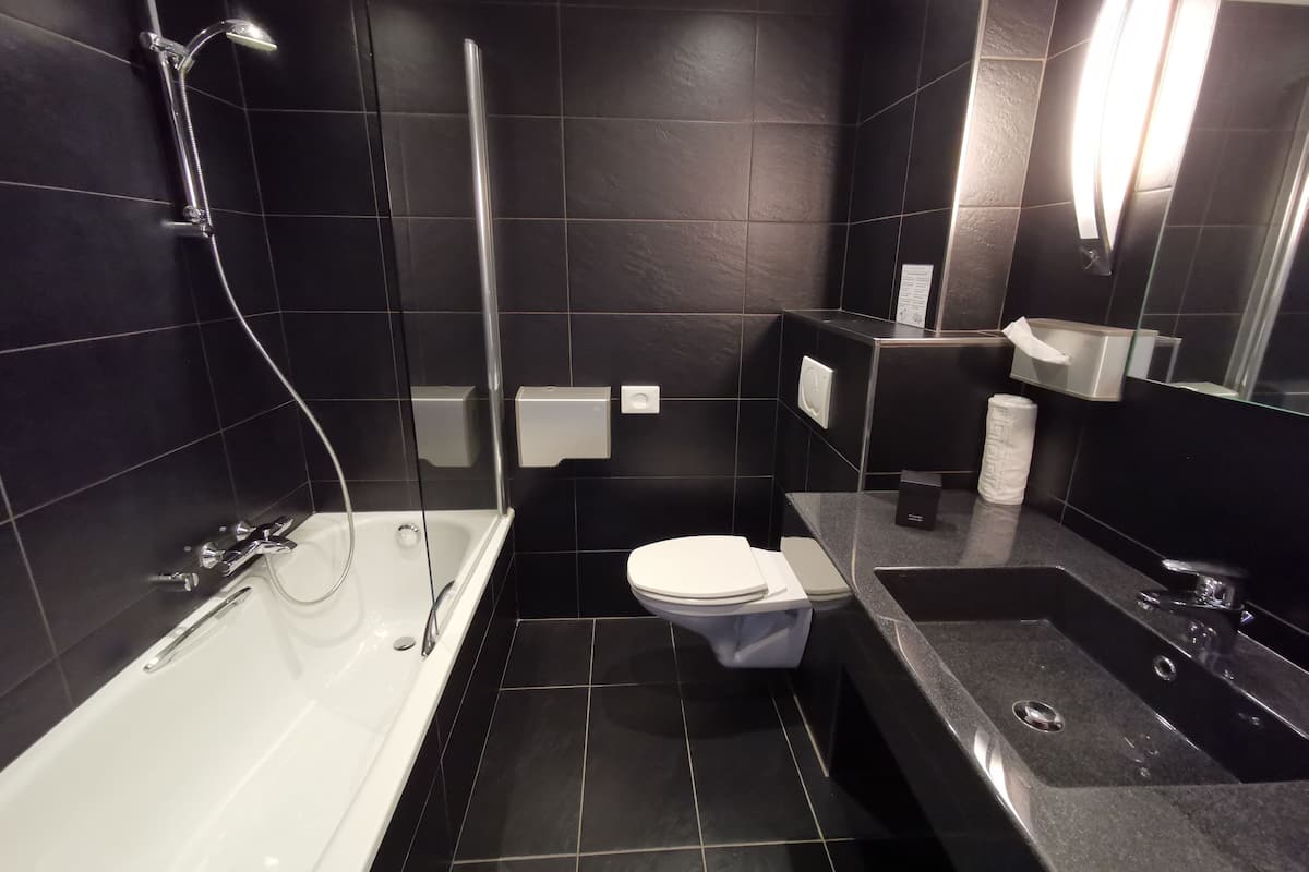 rainfall showerhead, free toiletries, hair dryer, towels