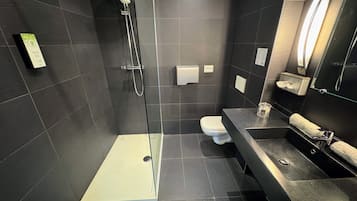 Rainfall showerhead, free toiletries, hair dryer, towels