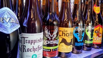 Varias botellas de cerveza con etiquetas, incluyendo marcas como Trappistes Rochefort y Rochehaut IPA.