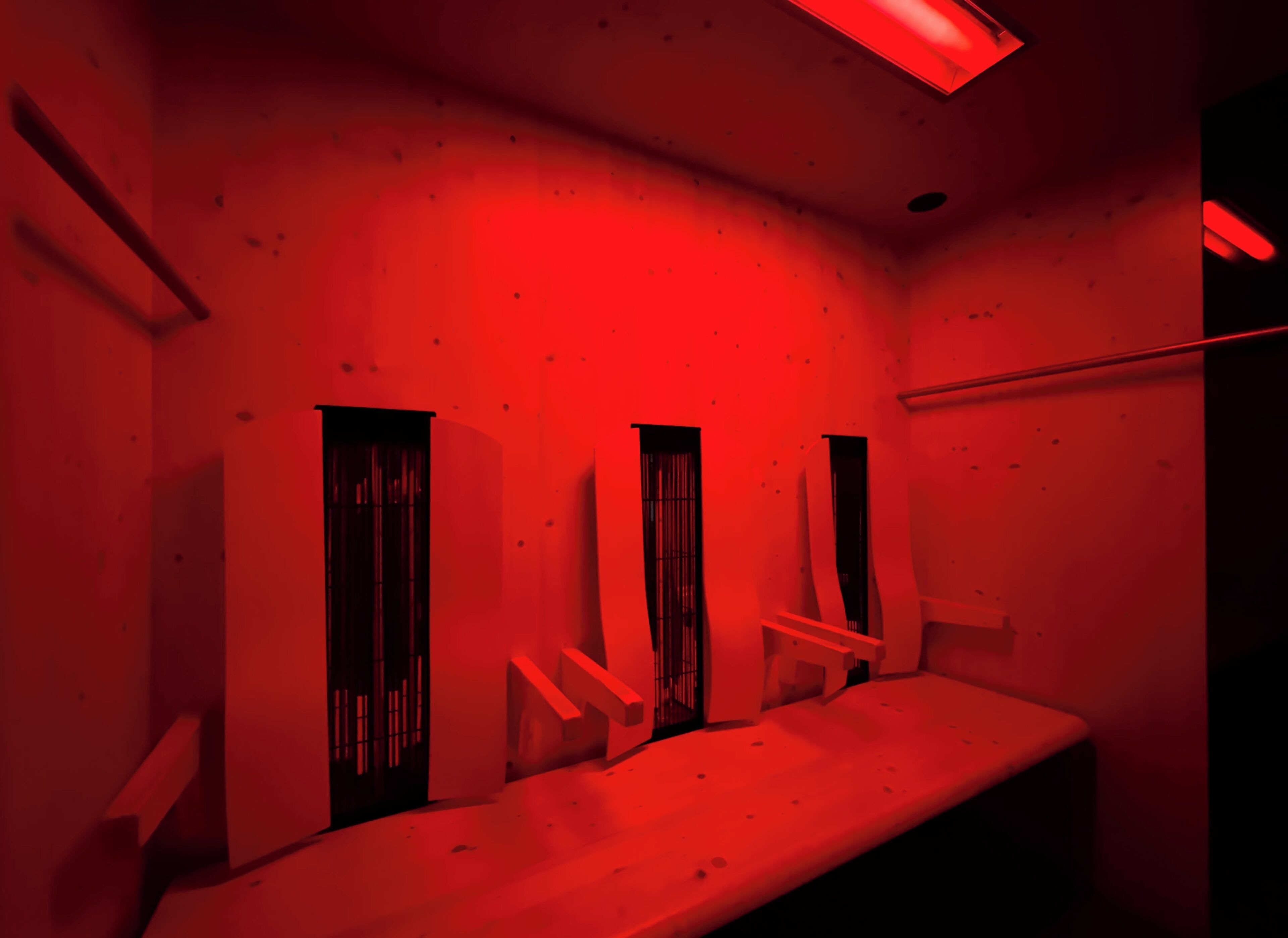 Een kamer met een muur in rood licht, drie verticale panelen en een bank.