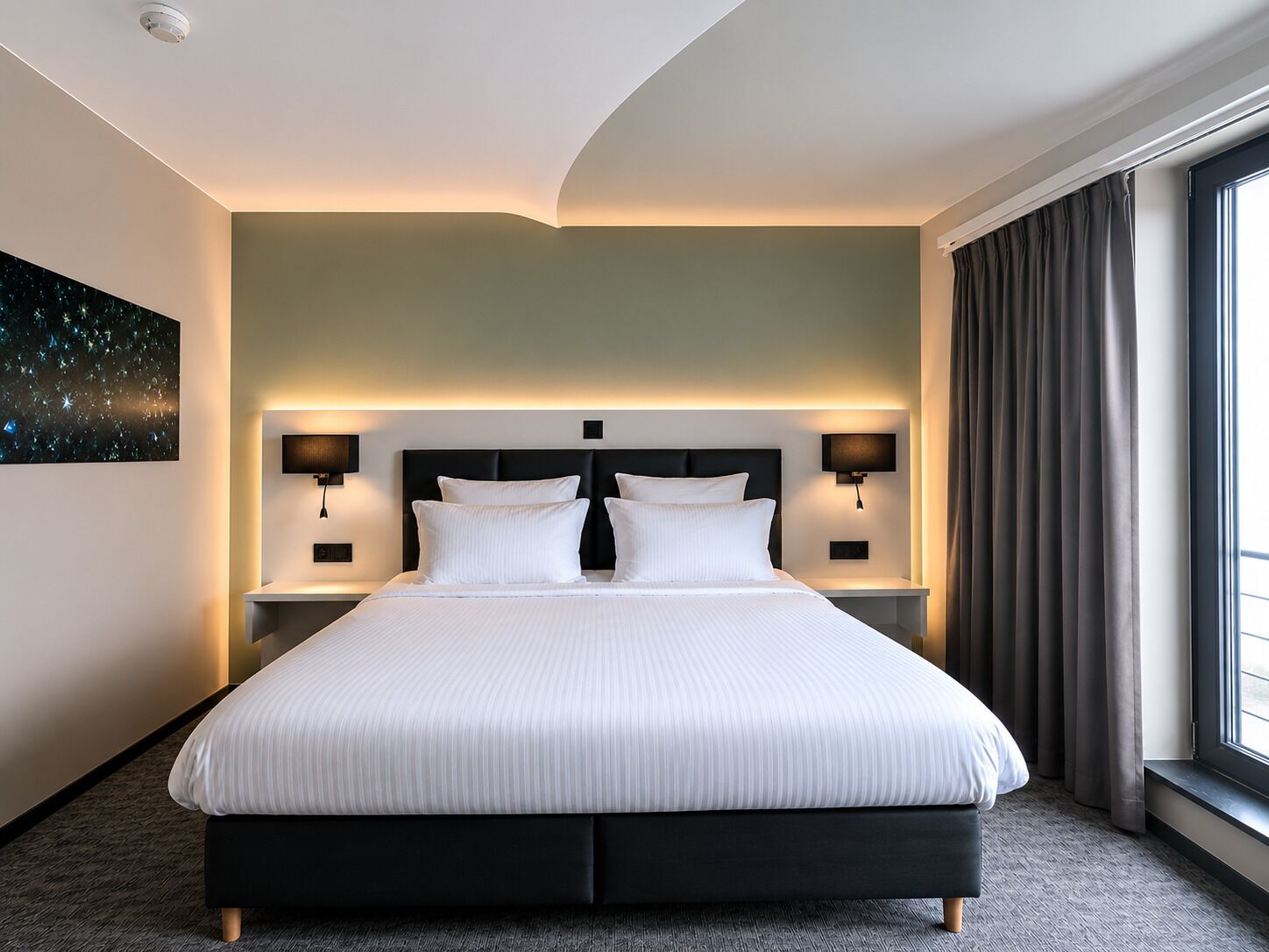 Chambre Double Confort, 1 grand lit | Literie de qualité supérieure, surmatelas, minibar