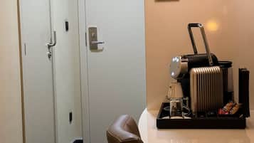 Ropa de cama de alta calidad, camas con pillow-top y minibar