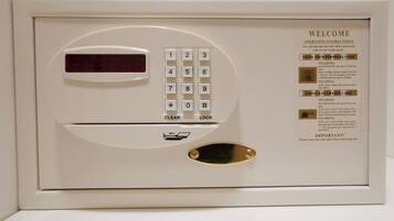 Un coffre-fort blanc doté d’un clavier, d’un écran numérique et d’un manuel d’utilisation.