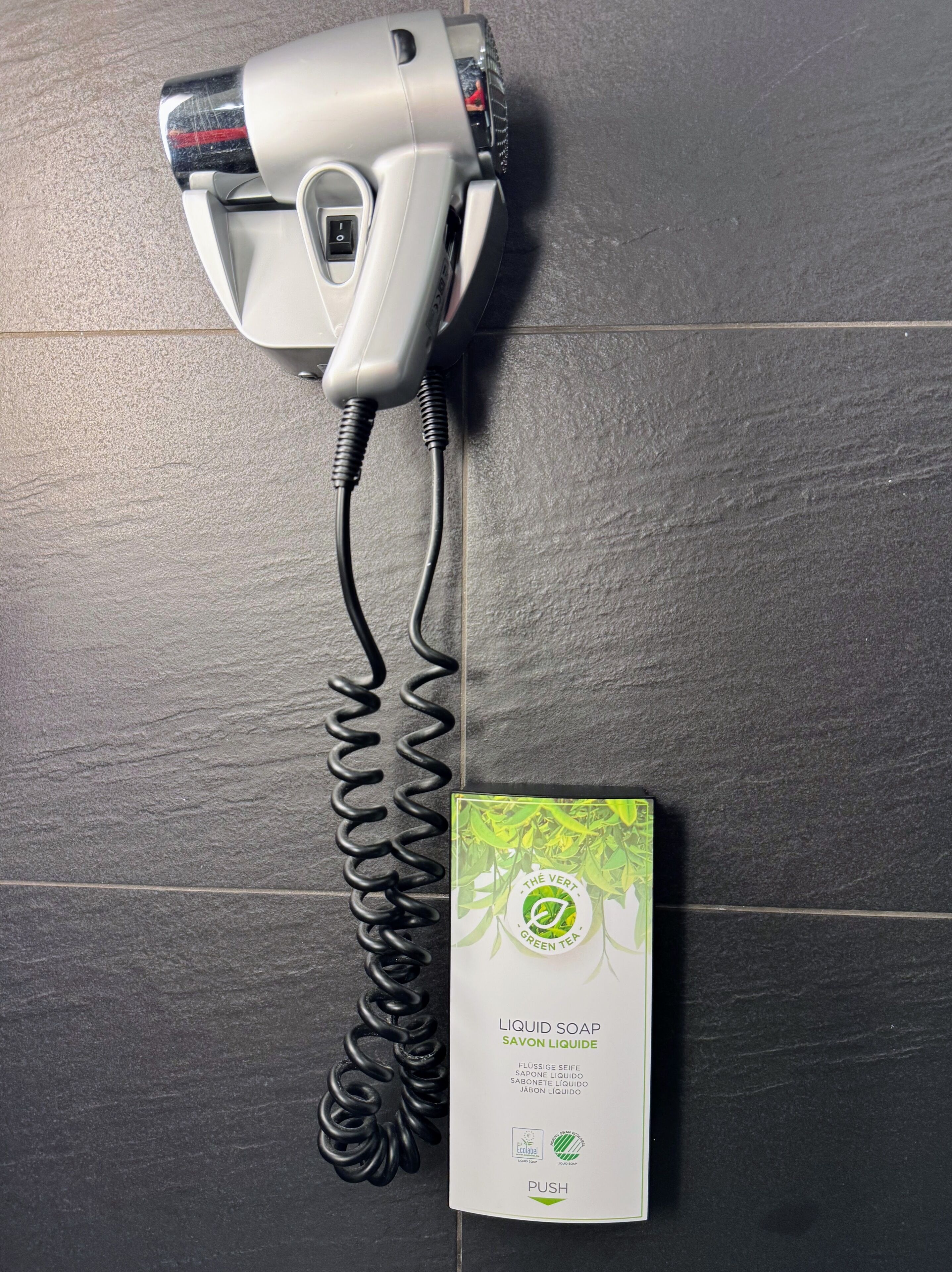 rainfall showerhead, free toiletries, hair dryer, towels