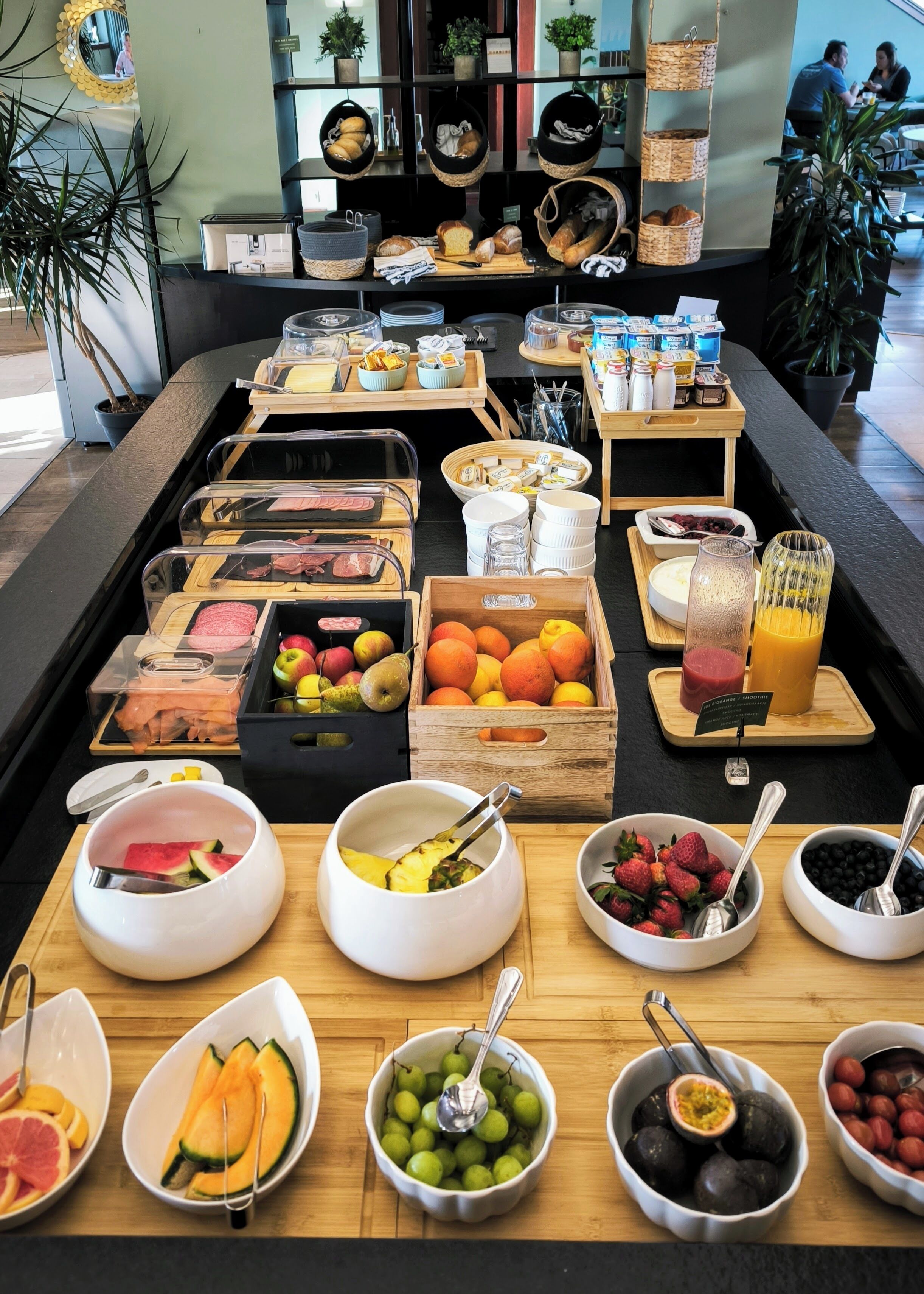 Un buffet proposant une variété de plats et de boissons.