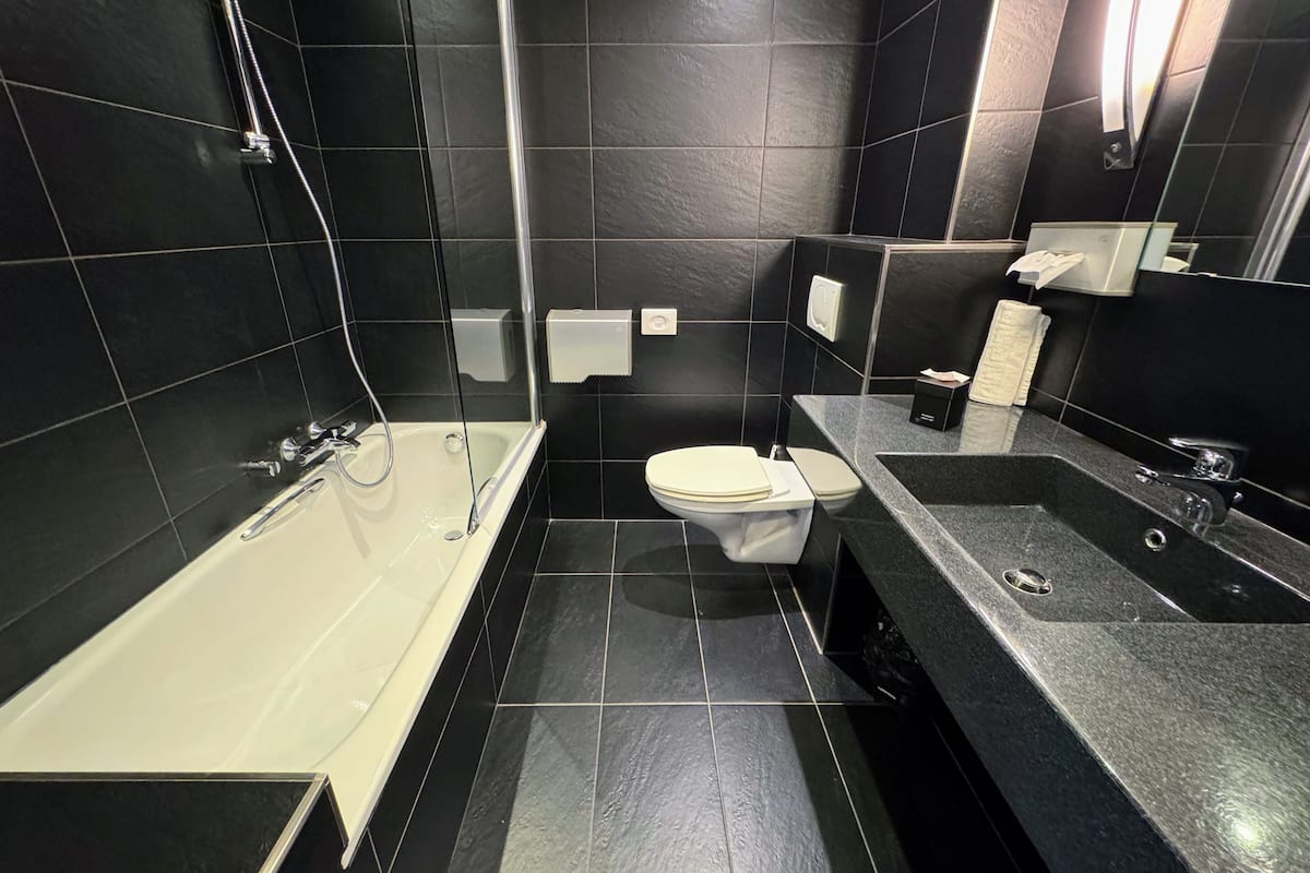 rainfall showerhead, free toiletries, hair dryer, towels