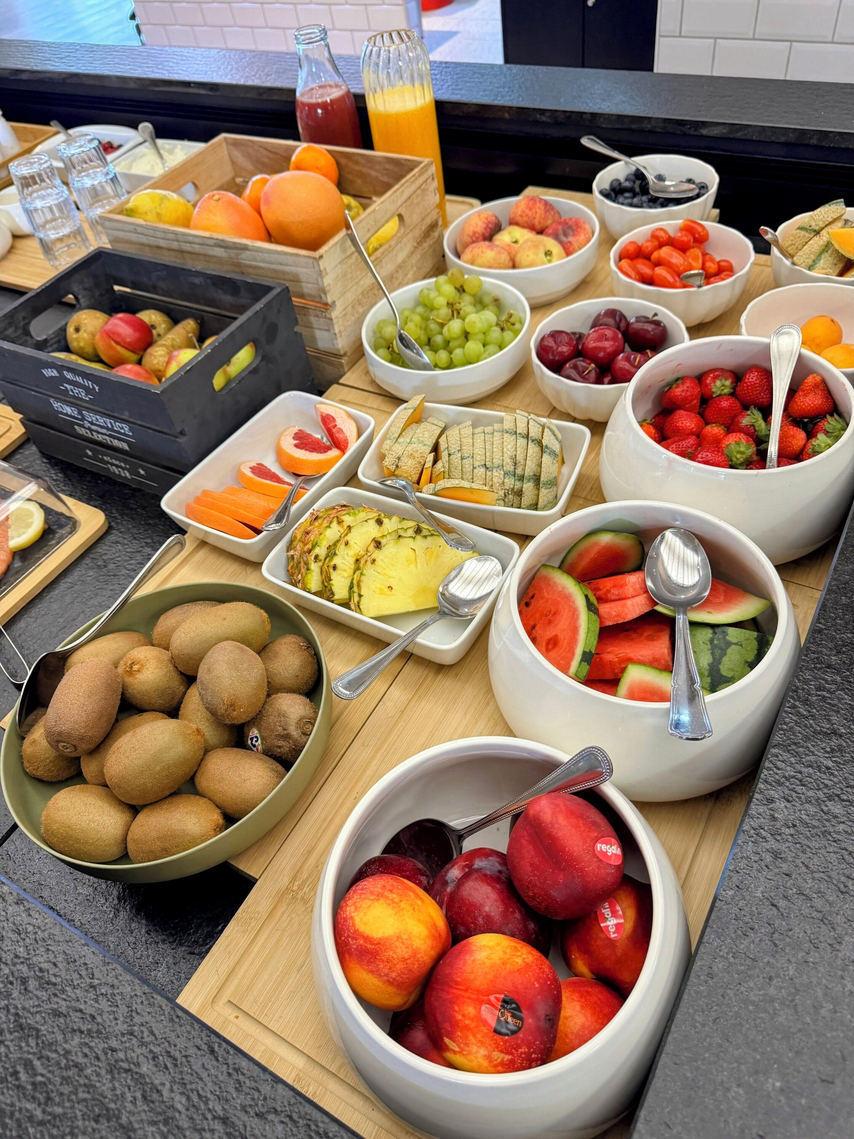 Eine Auswahl an Obst und Gemüse, angerichtet auf einem Holztisch.