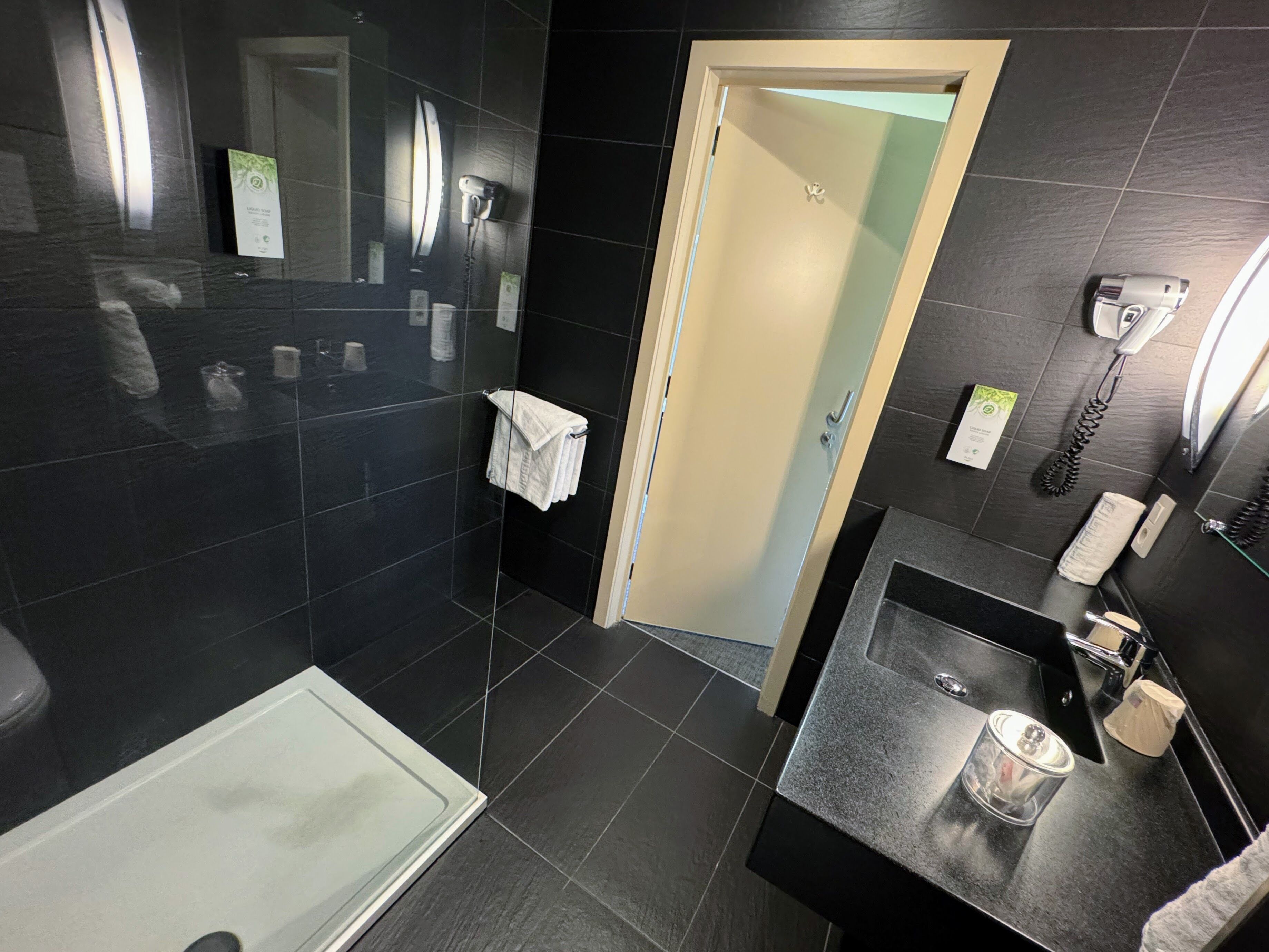 rainfall showerhead, free toiletries, hair dryer, towels