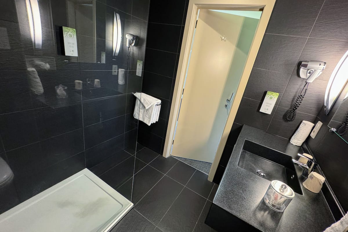 rainfall showerhead, free toiletries, hair dryer, towels