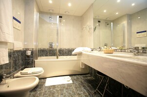 Ducha, artículos de higiene personal gratuitos, secador de pelo y bidé