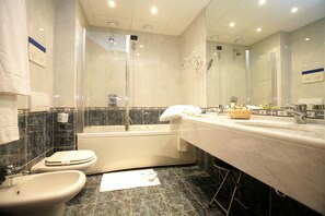 Douche, articles de toilette (gratuits), séchoir à cheveux, bidet
