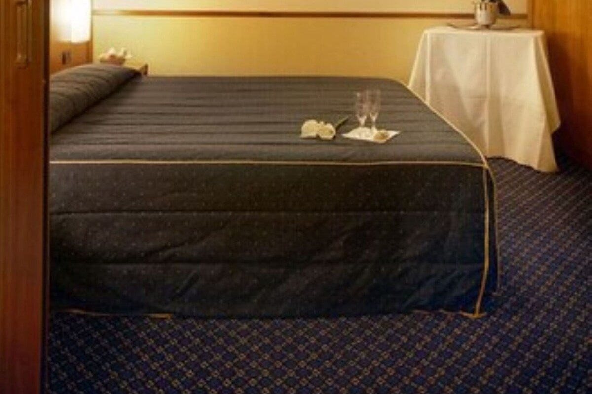 Minibar, in-room safe, WiFi (free), bed sheets