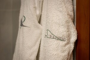 Una toalla blanca con texto bordado y un logotipo.