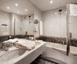 Dusche, kostenlose Toilettenartikel, Haartrockner, Bidet