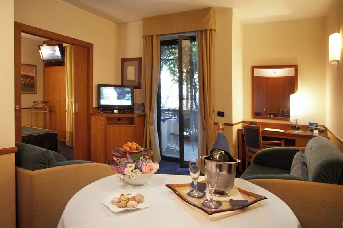 Minibar, in-room safe, free WiFi, bed sheets