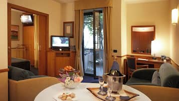 Minibar, caja de seguridad en la habitación, wifi gratis y ropa de cama