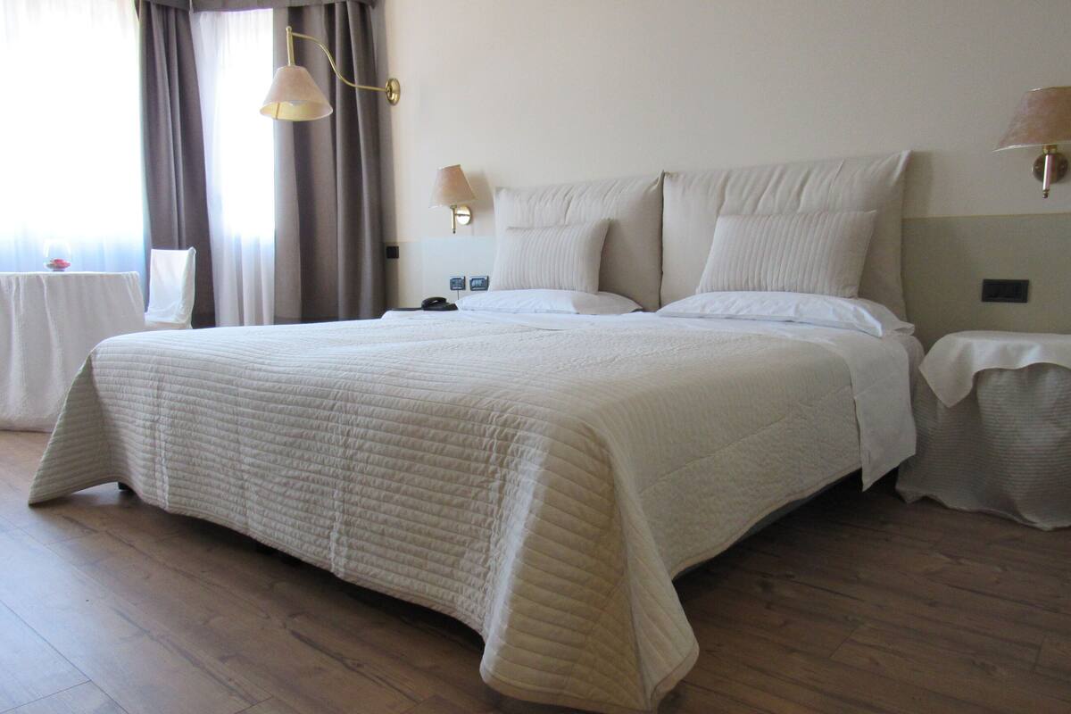 hypo-allergenic bedding, minibar, in-room safe, desk