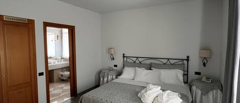 ملاءات للفراش لا تسبب الحساسية وميني بار وخزنة داخل الغرفة ومكتب