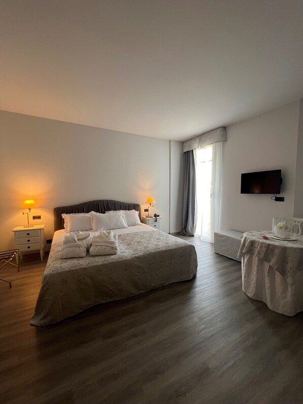 Junior Suite | Hypo-allergenic bedding, minibar, in-room safe, desk - Green Hotel (Settimo Torinese)