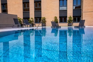 Una piscina al aire libre de temporada