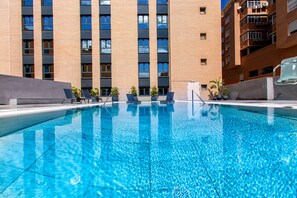 Una piscina al aire libre de temporada