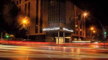 Um edifício com uma placa que diz "VERTICE INDALO ALMERIA" à noite.