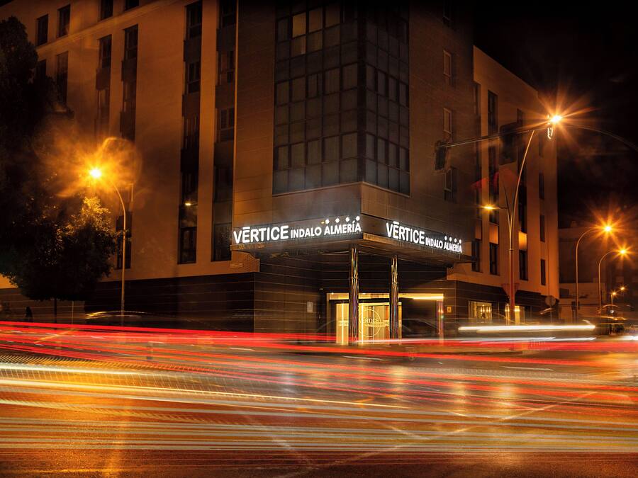 Un bâtiment sur lequel on peut lire, la nuit, une enseigne indiquant « VERTICE INDALO ALMERIA ».